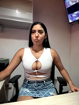 Snapshot of MarianaBenz chatting on 5, 10, 2025 MarianaBenz online show from 5, 10, 2025