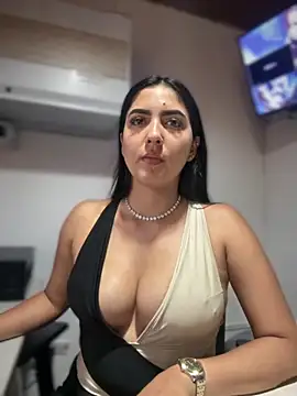 Snapshot of MarianaBenz chatting on 3, 11, 2025 MarianaBenz online show from 3, 11, 2025