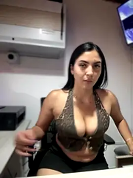 Snapshot of MarianaBenz chatting on 16, 11, 2025 MarianaBenz online show from 16, 11, 2025