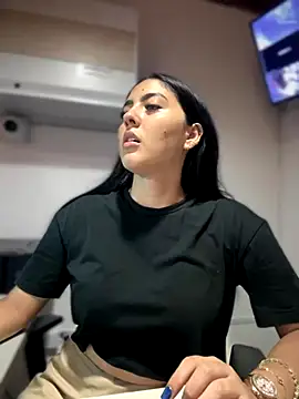 Snapshot of MarianaBenz chatting on 18, 11, 2025 MarianaBenz online show from 18, 11, 2025