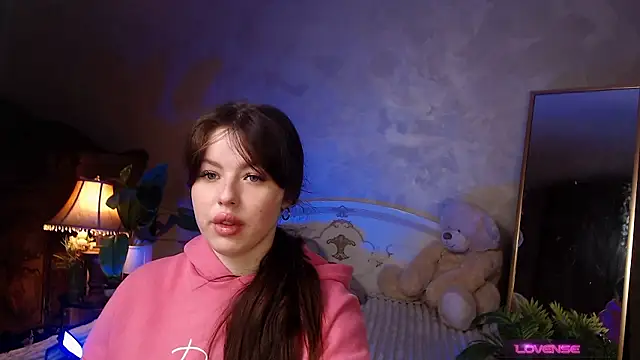 Snapshot of JulieHeets chatting on 4, 12, 2024 JulieHeets online show from 4, 12, 2024