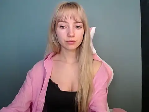 Snapshot of LuciaYoung chatting on 27, 4, 2026 LuciaYoung online show from 27, 4, 2026