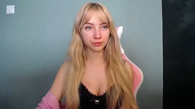 Snapshot of LuciaYoung chatting on 4, 5, 2026 LuciaYoung online show from 4, 5, 2026