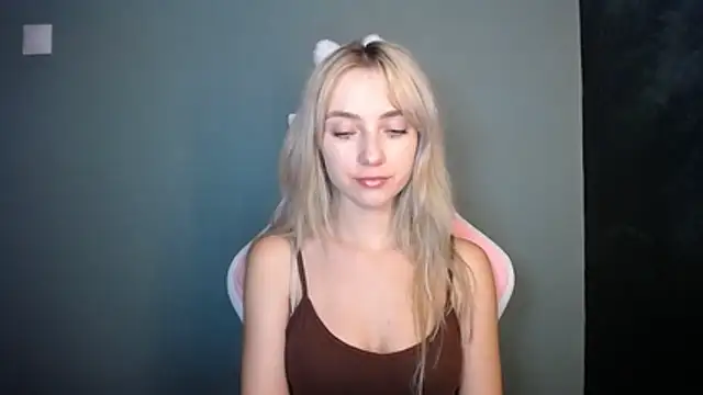 Snapshot of LuciaYoung chatting on 21, 6, 2026 LuciaYoung online show from 21, 6, 2026