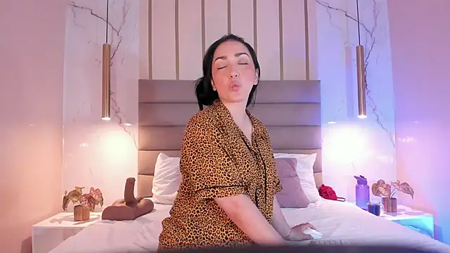 LIAH IZUMI online show from 1, 12, 2025