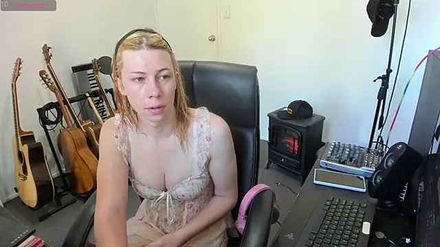 Snapshot of Ts-lucy-lux chatting on 10, 9, 2025 Ts-lucy-lux online show from 10, 9, 2025