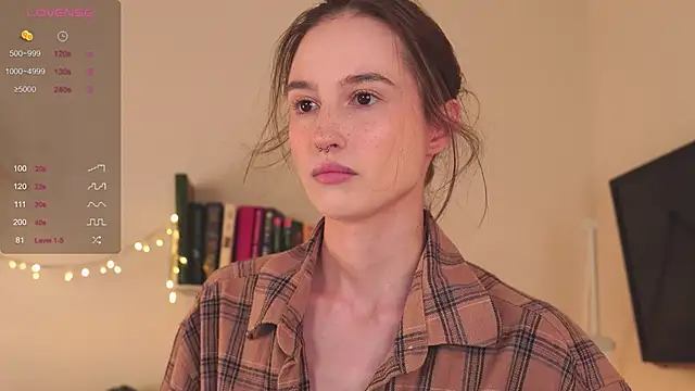 Snapshot of NeonShine chatting on 17, 12, 2024 NeonShine online show from 17, 12, 2024