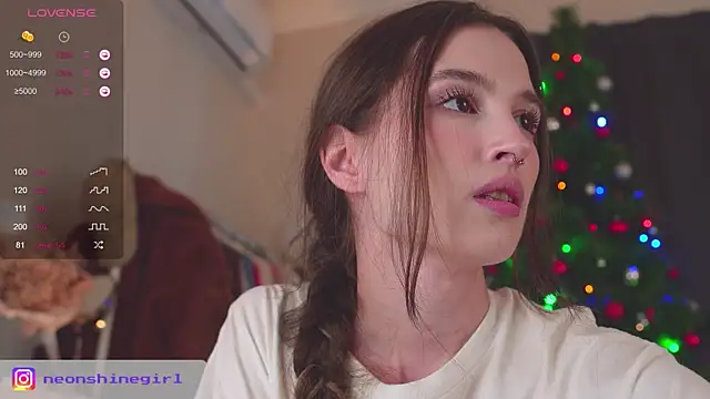 Snapshot of NeonShine chatting on 29, 12, 2024 NeonShine online show from 29, 12, 2024