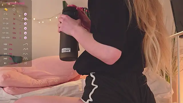 Snapshot of NeonShine chatting on 9, 1, 2025 NeonShine online show from 9, 1, 2025