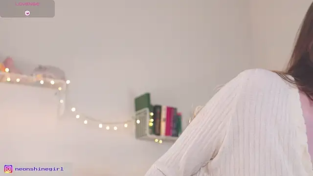 Snapshot of NeonShine chatting on 19, 9, 2025 NeonShine online show from 19, 9, 2025