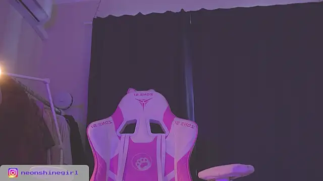 Snapshot of NeonShine chatting on 14, 10, 2025 NeonShine online show from 14, 10, 2025