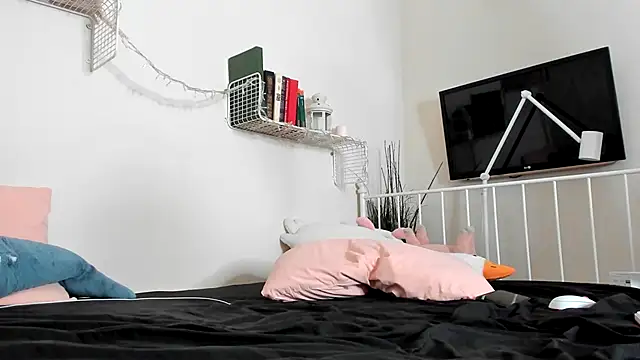 Snapshot of NeonShine chatting on 20, 11, 2025 NeonShine online show from 20, 11, 2025