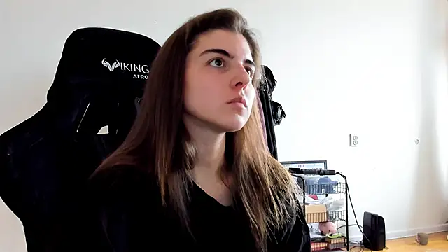 Snapshot of emmamurrr chatting on 12, 10, 2025 emmamurrr online show from 12, 10, 2025