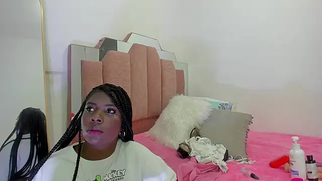 Snapshot of LoveQueen2 chatting on 1, 2, 2025 LoveQueen2 online show from 1, 2, 2025