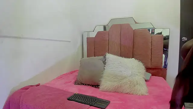 Snapshot of LoveQueen2 chatting on 8, 2, 2025 LoveQueen2 online show from 8, 2, 2025