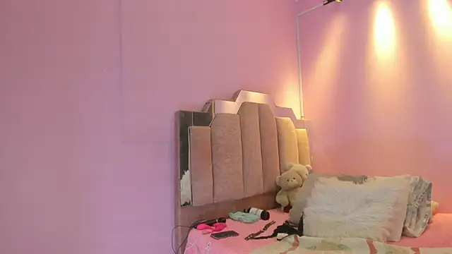 Snapshot of LoveQueen2 chatting on 4, 10, 2025 LoveQueen2 online show from 4, 10, 2025