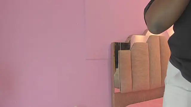 Snapshot of LoveQueen2 chatting on 7, 10, 2025 LoveQueen2 online show from 7, 10, 2025