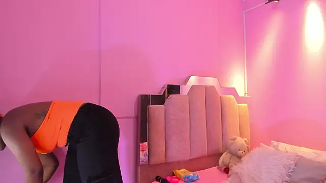 Snapshot of LoveQueen2 chatting on 11, 10, 2025 LoveQueen2 online show from 11, 10, 2025