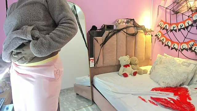 Snapshot of LoveQueen2 chatting on 24, 10, 2025 LoveQueen2 online show from 24, 10, 2025