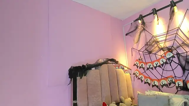 Snapshot of LoveQueen2 chatting on 28, 10, 2025 LoveQueen2 online show from 28, 10, 2025