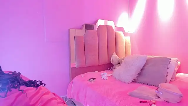 Snapshot of LoveQueen2 chatting on 5, 11, 2025 LoveQueen2 online show from 5, 11, 2025