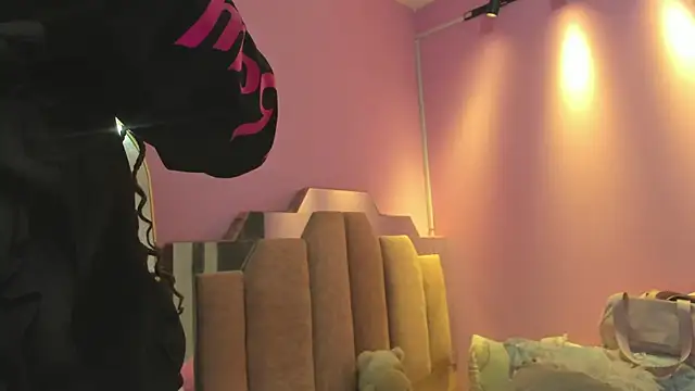 Snapshot of LoveQueen2 chatting on 18, 11, 2025 LoveQueen2 online show from 18, 11, 2025