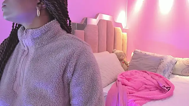 Snapshot of LoveQueen2 chatting on 19, 12, 2025 LoveQueen2 online show from 19, 12, 2025