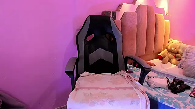 Snapshot of LoveQueen2 chatting on 18, 1, 2026 LoveQueen2 online show from 18, 1, 2026