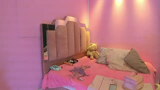 Snapshot of LoveQueen2 chatting on 5, 2, 2026 LoveQueen2 online show from 5, 2, 2026