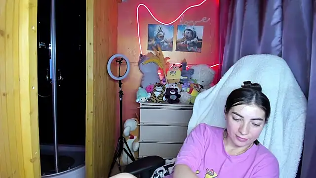 Fiery Brunette  online show from 9, 4, 2026