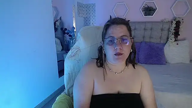 Snapshot of katie_joness_ chatting on 1, 2, 2025 katie joness online show from 1, 2, 2025