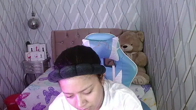 NicolleTaylor online show from 25, 2, 2025