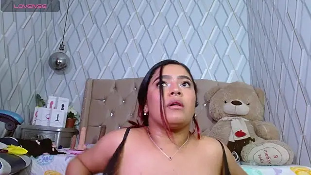 NicolleTaylor online show from 28, 2, 2025