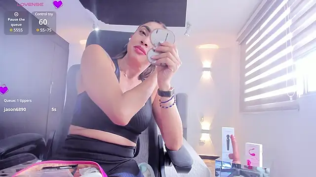 Snapshot of AnaRuiz chatting on 7, 2, 2025 AnaRuiz online show from 7, 2, 2025