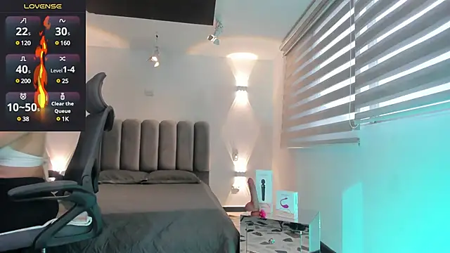 Snapshot of AnaRuiz chatting on 8, 2, 2025 AnaRuiz online show from 8, 2, 2025