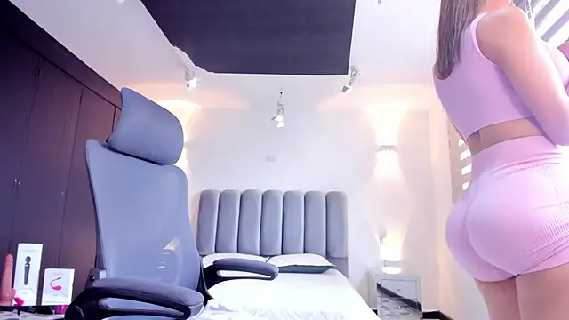 Snapshot of AnaRuiz chatting on 20, 2, 2025 AnaRuiz online show from 20, 2, 2025