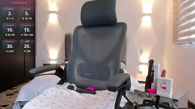 Snapshot of AnaRuiz chatting on 7, 3, 2025 AnaRuiz online show from 7, 3, 2025