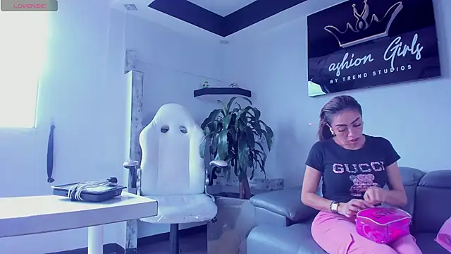 Snapshot of AnaRuiz chatting on 15, 3, 2025 AnaRuiz online show from 15, 3, 2025