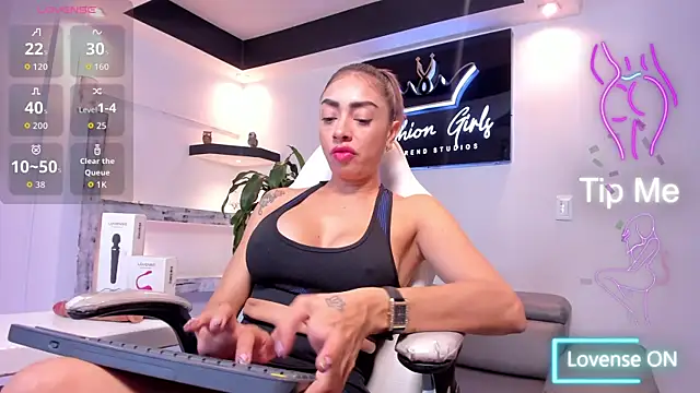 Snapshot of AnaRuiz chatting on 12, 10, 2025 AnaRuiz online show from 12, 10, 2025