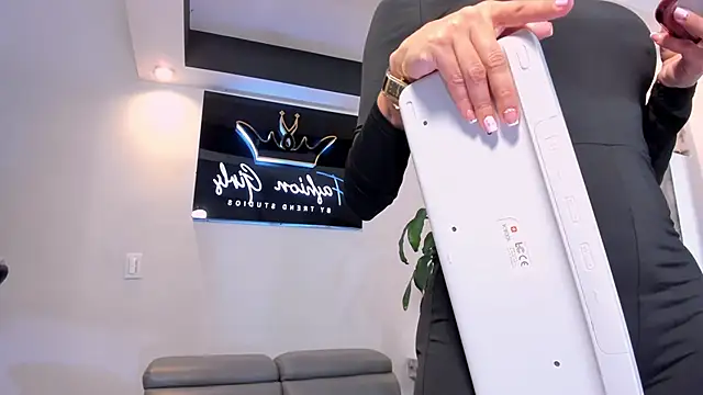 Snapshot of AnaRuiz chatting on 14, 11, 2025 AnaRuiz online show from 14, 11, 2025