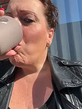 Snapshot of xsexycurvymilf chatting on 15, 4, 2026 xsexycurvymilf online show from 15, 4, 2026