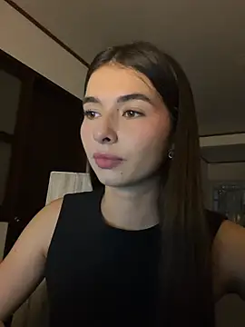 Coralinee 01 online show from 17, 5, 2026