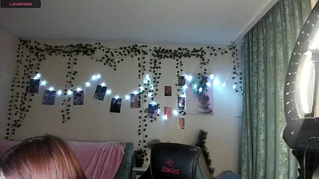 Snapshot of ViolaIntelligent chatting on 11, 1, 2025 ViolaIntelligent online show from 11, 1, 2025