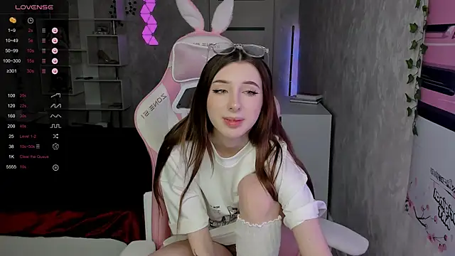 Polly  Hill online show from 12, 11, 2025