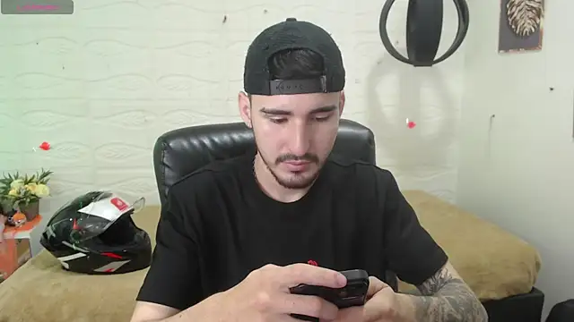 Snapshot of DmitriSanders chatting on 13, 12, 2024 DmitriSanders online show from 13, 12, 2024