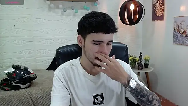 Snapshot of DmitriSanders chatting on 8, 1, 2025 DmitriSanders online show from 8, 1, 2025