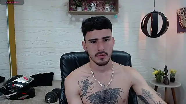 Snapshot of DmitriSanders chatting on 5, 2, 2025 DmitriSanders online show from 5, 2, 2025