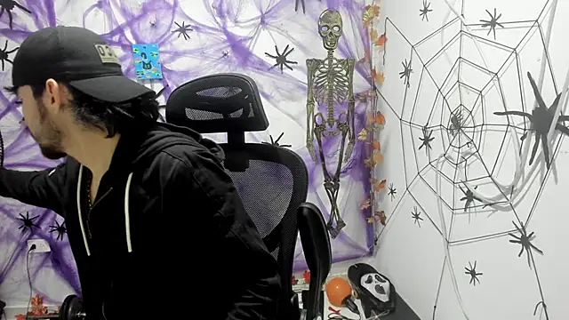 Snapshot of DmitriSanders chatting on 18, 12, 2025 DmitriSanders online show from 18, 12, 2025