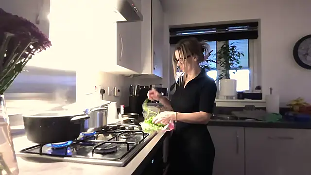 SweetMonicaUK online show from 1, 12, 2025