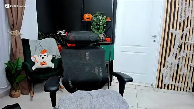 Snapshot of fireflowers_ chatting on 28, 10, 2025 fireflowers  online show from 28, 10, 2025